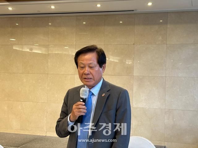 김형진 한국알뜰통신사업자협회장세종텔레콤 회장이 7일 서울 중구 프레지던트호텔에서 기자간담회를 열어 인사말을 하고 있다 사진박진영 기자