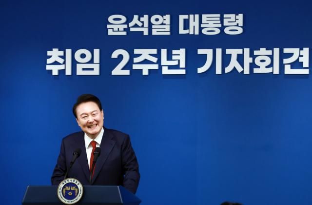 윤석열 대통령이 9일 오전 서울 용산 대통령실 청사 브리핑실에서 열린 윤석열정부 2년 국민보고 및 기자회견에서 밝게 웃고 있다 사진연합뉴스