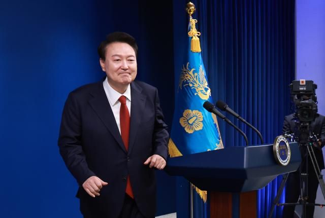 윤석열 대통령이 9일 오전 서울 용산 대통령실 청사 브리핑실에서 열린 윤석열정부 2년 국민보고 및 기자회견을 마친 뒤 취재진과 인사하기 위해 이동하고 있다사진연합뉴스