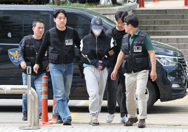 여자친구를 흉기로 살해한 혐의를 받는 20대 의대생이 지난 8일 서울 서초구 서울중앙지방법원에서 열린 영장실질심사에 출석하는 모습 사진연합뉴스