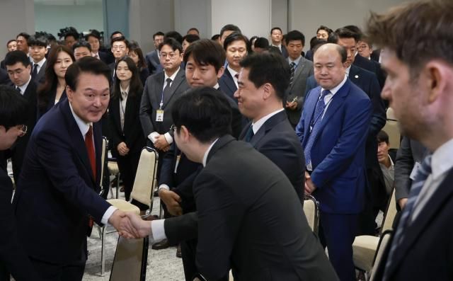윤석열 대통령이 9일 오전 서울 용산 대통령실 청사 브리핑실에서 열린 윤석열정부 2년 국민보고 및 기자회견을 마친 뒤 취재진과 인사하고 있다 사진연합뉴스