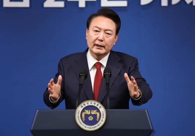 윤석열 대통령이 9일 오전 서울 용산 대통령실 청사 브리핑실에서 열린 윤석열정부 2년 국민보고 및 기자회견에서 취재진의 질문에 답하고 있다 사진연합뉴스