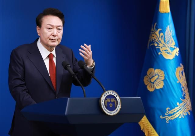 윤석열 대통령이 9일 오전 서울 용산 대통령실 청사 브리핑실에서 열린 윤석열정부 2년 국민보고 및 기자회견에서 질문에 답하고 있다 사진연합뉴스