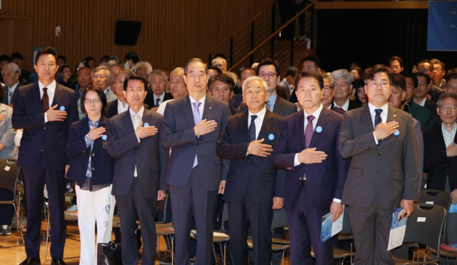 한덕수 국무총리가 10일 서울시청에서 열린 제37주년 6ㆍ10민주항쟁 기념식에 더불어민주당 박찬대 원내대표 오세훈 서울시장 등과 참석해 국민의례를 하고 있다 사진연합뉴스