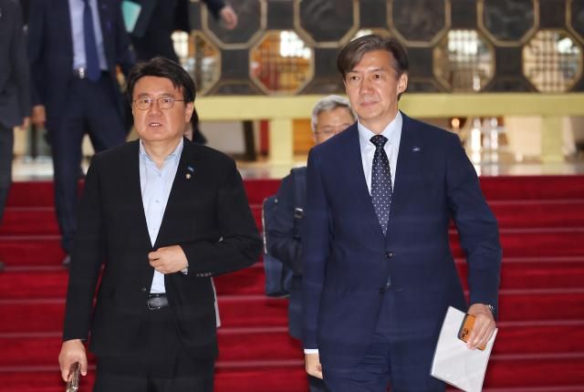 조국 조국혁신당 대표오른쪽와 황운하 원내대표가 10일 오전 국회 로텐더홀에서 열린 최고위원회의에 참석하고 있다 사진연합뉴스