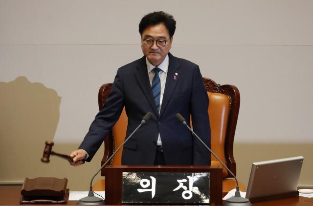 우원식 국회의장이 10일 국회에서 열린 본회의에서 안건을 상정하며 의사봉을 두드리고 있다 사진연합뉴스
