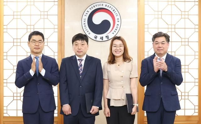 국세청은 10일 세종청사에서 AI 국세상담 서비스 개발에 기여한 특별승진자의 임명장 수여식을 진행했다왼쪽부터 김창기 국세청장 김경민·이영신 국세조사관 김태호 국세청 차장사진국세청