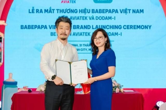 조용문 바베파파 대표가 지난달 31일 베트남 호찌민시에서 열린 ‘베트남 베이비페어 2024’에서 링우Linh Vu 에비아텍 대표와 라이선스 사용 계약을 체결한 뒤 기념촬영을 했다 사진바베파파
