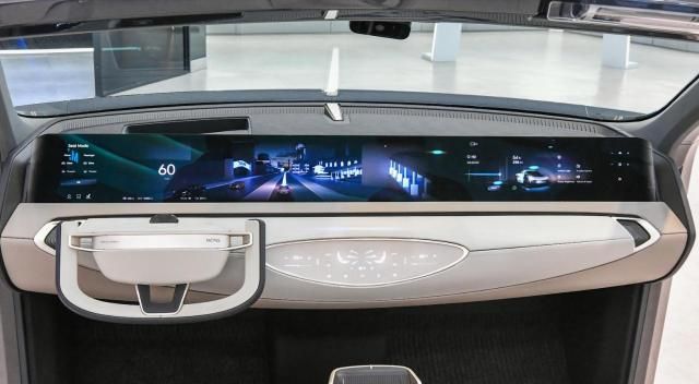  현대모비스의 차세대 통합 운전석 시스템 MVICS 50 디스플레이 패널의 높낮이를 위아래로 조정해 주행시나 휴식 콘텐츠 감상 등 상황에 따라 화면 크기를 바꿀 수 있는 무빙 시스템을 구현했다 