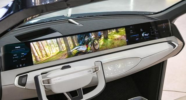 현대모비스의 차세대 통합 운전석 시스템 MVICS 50 디스플레이 패널의 높낮이를 위아래로 조정해 주행시나 휴식 콘텐츠 감상 등 상황에 따라 화면 크기를 바꿀 수 있는 무빙 시스템을 구현했다 