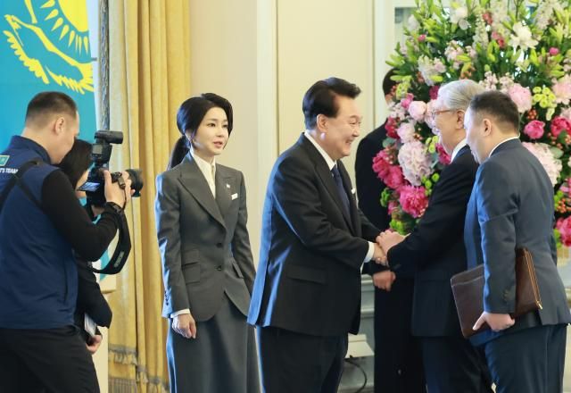 윤석열 대통령과 김건희 여사가 12일 오전현지시간 카자흐스탄 아스타나 대통령궁에서 열린 공식환영식에 참석해 카심-조마르트 토카예프 카자흐스탄 대통령과 인사하고 있다 사진연합뉴스