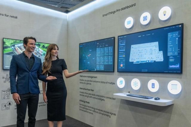 미국 라스베이거스에서 열리는 북미 최대 디스플레이 전시회인 인포콤2024 에서 삼성전자 모델이 B2B용 통합 연결 플랫폼인 스마트싱스 프로 솔루션을 소개하고 있다 사진삼성전자