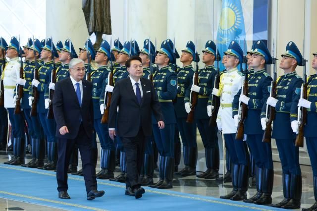 윤석열 대통령과 카심-조마르트 토카예프 카자흐스탄 대통령이 12일현지시간 아스타나 대통령궁에서 열린 공식환영식에서 의장대를 사열하고 있다 사진연합뉴스