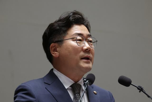 박찬대 더불어민주당 원내대표가 지난 11일 국회에서 열린 의원총회에서 발언을 하고 있다 사진연합뉴스