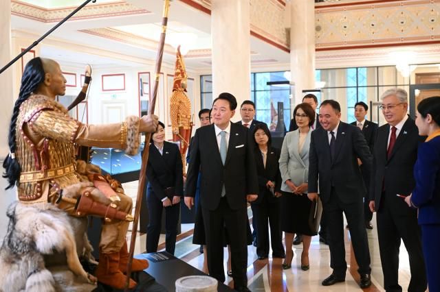 윤석열 대통령이 12일 오후현지시간 카자흐스탄 아스타나의 국립 아카데미 칼리벡 쿠아느쉬 드라마 극장에서 한-카자흐스탄 문화 공연 관람에 앞서 카심-조마르트 토카예프 카자흐스탄 대통령과 함께 위대한 평야steppe·스텝의 황금이라는 특별 전시를 관람하고 있다 사진연합뉴스