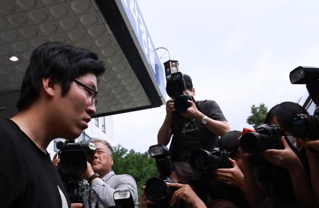 신림동 등산로 성폭행 살인 사건 피의자 최윤종이 25일 오전 서울 관악경찰서에서 검찰로 송치되며 호송차로 향하고 있다 사진연합뉴스