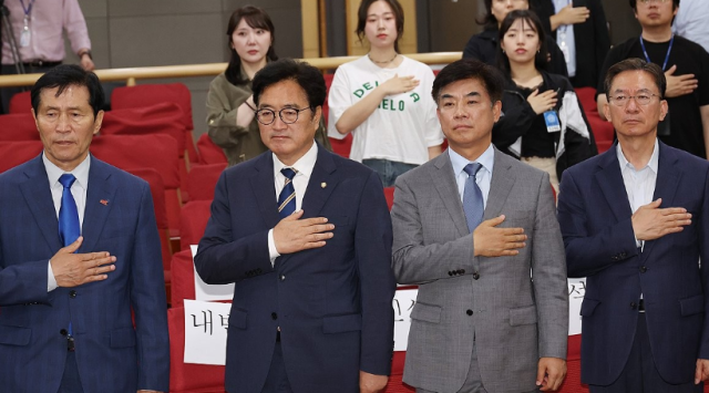 정성호 더불어민주당 의원가장 오른쪽 지난달 20일 국회 의원회관에서 김병욱 더불어민주당 의원 주관으로 열린 세월호 10주기 추모 영화 남쪽 항구에는 여전히 기다리는 이들이 있다 상영회에서 참석 의원들이 국민의례를 하고 있다 왼쪽부터 이학영 우원식 김병욱 의원 사진연합뉴스