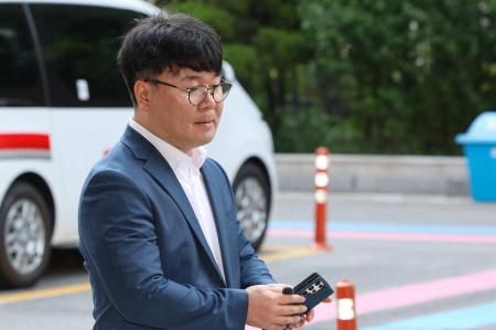 이명수 서울의소리 기자가 14일 오전 피고발인 조사를 받기 위해 서울 영등포경찰서로 출석하고 있다 사진 연합뉴스