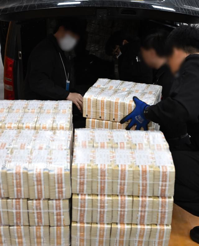 지난 2월 5일 서울 중구 한국은행 본점에서 현금 운송 관계자들이 시중은행에 공급될 자금 방출 작업을 하고 있다 사진공동취재단