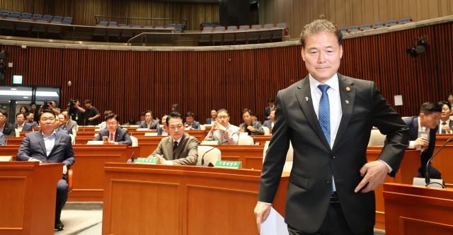 김영호 통일부 장관이 14일 오전 국회에서 열린 국민의힘 의회정치 원상복구 의원총회에 참석해 북한 문제 및 오물 풍선과 관련한 현안 보고를 하기 위해 이동하고 있다 사진연합뉴스