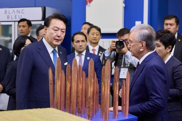 윤석열 대통령이 14일현지시간 타슈켄트 기업 테크노파크를 샤브카트 미르지요예프 우즈베키스탄 대통령과 함께 방문해 전시장을 시찰하고 있다 2024615 공동취재