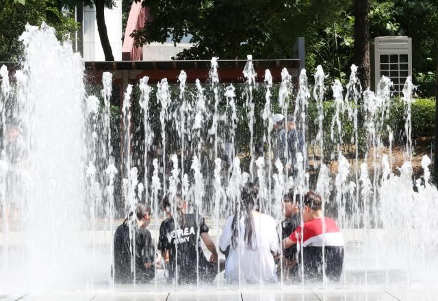 지난 10일 대구에 올해 첫 폭염주의보가 발령된 가운데 이날 대구 서구 평리공원 바닥분수에서 초등학생들이 물줄기를 맞으며 더위를 식히고 있다 사진연합뉴스