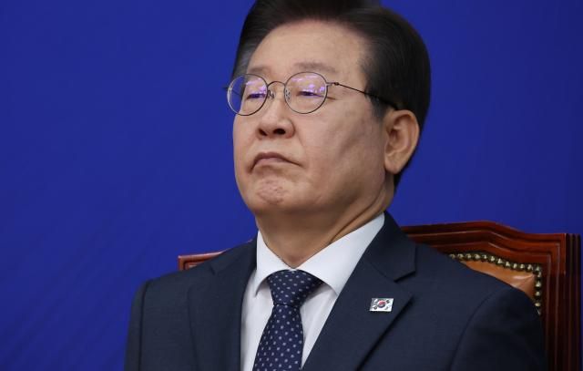 이재명 더불어민주당 대표가 지난 14일 국회에서 열린 최고위원회의에서 굳은 표정을 짓고 있다 사진연합뉴스