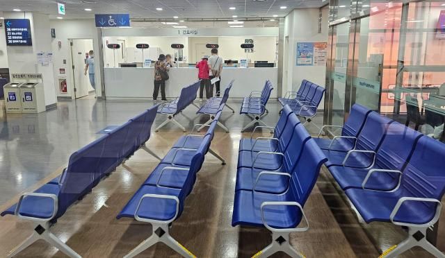 서울대병원 교수들이 전공의 사태 해결 등을 요구하며 무기한 휴진에 들어간 17일 서울대학교병원이 한산하다 사진연합뉴스