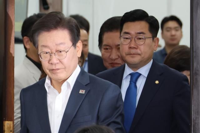 이재명 더불어민주당 대표와 박찬대 원내대표가 17일 오전 서울 여의도 국회에서 열린 최고위원회의에 참석하고 있다 사진연합뉴스