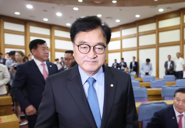 우원식 국회의장이 18일 오전 국회 의원회관에서 열린 국회지역균형발전포럼 출범식에 참석해 기념 촬영을 하기 위해 이동하고 있다 사진연합뉴스