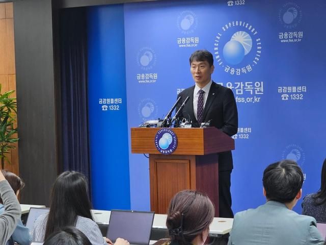 이복현 금융감독원장이 31일 열린 금융투자소득세 관련 시장전문가 등 간담회 직후 진행한 백 브리핑에서 설명하고 있다 사진아주경제
