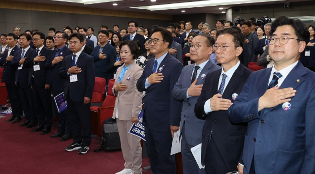 더민주전국혁신회의가 지난 4월 29일 총선 평가 및 조직 전망 논의 간담회를 진행하고 있다 오른쪽부터 박찬대 정성호 의원 강위원 당대표 정무 특보 우원식 의원 추미애 당선인 사진연합뉴스