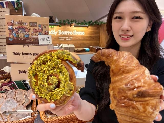 모델이 2일 잠실 롯데월드몰 지하 1층에서 진행 중인 테디뵈르 하우스 팝업에서 테디뵈르 하우스 제품을 들어보이고 있다사진롯데백화점