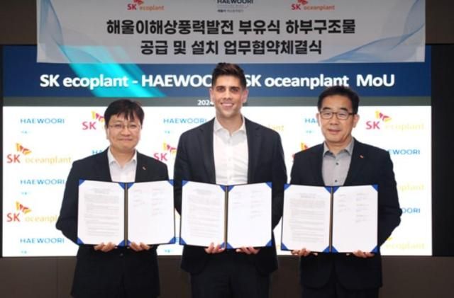 김정훈 SK에코플랜트 솔루션 BU 대표왼쪽와 이승철 SK오션플랜트 대표오른쪽 조나단 스핑크 ㈜해울이해상풍력발전 대표중앙가 31일 업무협약식에서 기념촬영을 하고 있다 사진SK에코플랜트