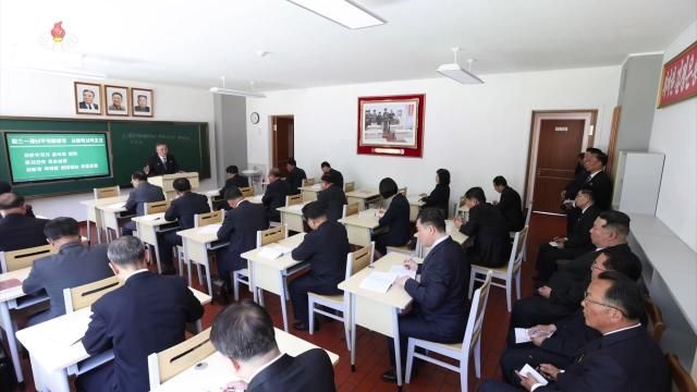 김정은 북한 국무위원장이 조선노동당 중앙간부학교 창립 78주년을 맞아 지난 1일 열린 개교식에 참석해 기념사를 하고 첫 강의도 참관했다고 조선중앙TV가 2일 보도했다 사진연합뉴스
