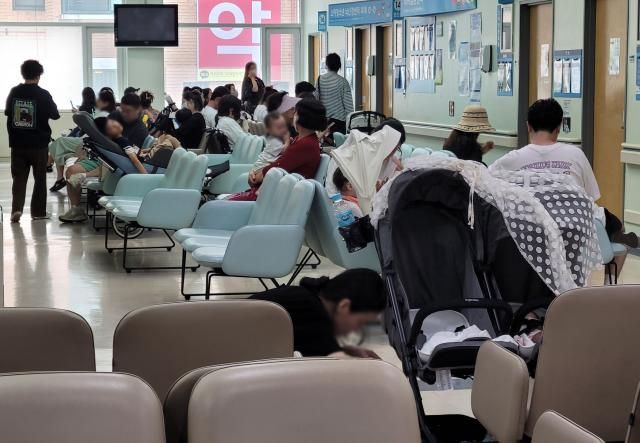 사진은 지난 18일 서울 종로구 서울대병원에서 환자들이 진료를 받기 위해 대기하는 모습 사진연합뉴스