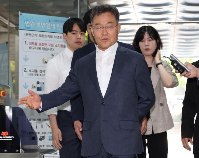 지난 대선에서 대장동 사건과 관련한 허위 인터뷰로 윤석열 대통령의 명예를 훼손한 혐의를 받는 화천대유자산관리 대주주 김만배 씨가 20일 오전 서울 서초구 서울중앙지법에서 열린 영장실질심사에 출석하기 위해 법정으로 향하고 있다 사진연합뉴스