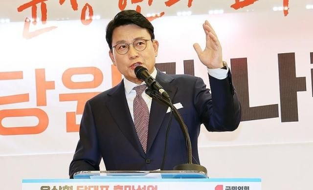 윤상현 국민의힘 의원이 지난 21일 오전 인천 미추홀구 용현시장에서 당 대표 출마 선언 기자회견을 하고 있다 사진연합뉴스