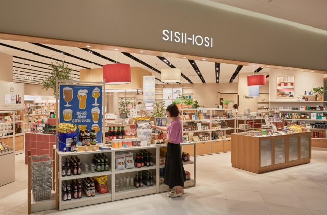 타임빌라스 수원 시시호시 매장을 둘러보는 고객