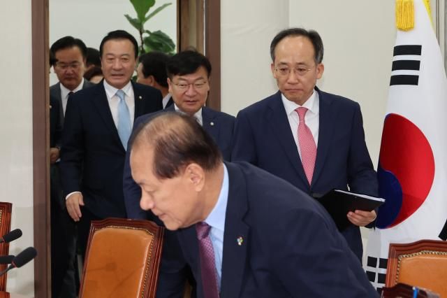 황우여 국민의힘 비상대책위원장과 추경호 원내대표가 24일 오전 서울 여의도 국회에서 열린 비상대책위원회의에 참석하고 있다 사진연합뉴스