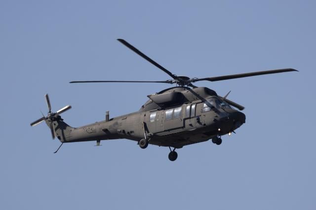 한국형 기동헬기 KUH-1 수리온이 16일 오전 경기 성남시 서울공항에서 열린 서울 ADEX 2023 서울 국제 항공우주 및 방위산업 전시회 2023 미디어데이 행사에서 시범비행을 선보이고 있다 20231016사진유대길 기자 dbeorlf123ajunewscom