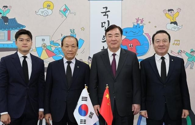 황우여 국민의힘 비상대책위원장왼쪽 두번째이 27일 서울 여의도 당사에서 싱하이밍 주한 중국대사를 만나 화성 공장 화재 사고와 관련해 위로의 말을 전하고 희생자 지원대책 및 수습방안을 논의했다 사진연합뉴스