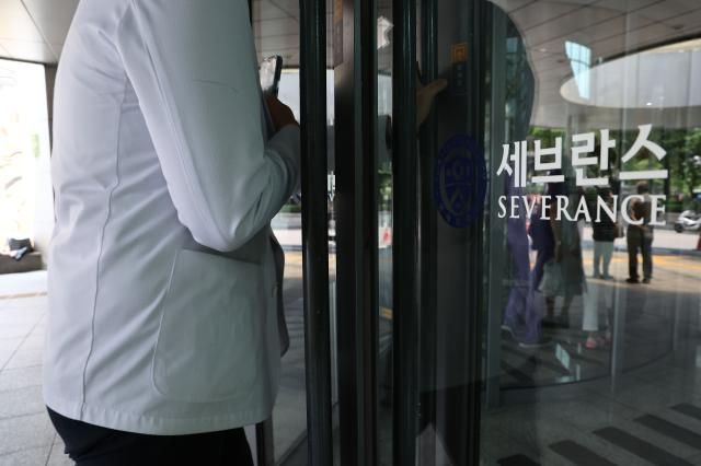 연세의료원 산하 세브란스병원 교수들이 오는 27일부터 무기한 휴진에 들어갔다 사진연합뉴스