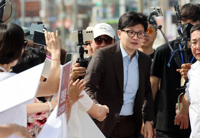 국민의힘 7·23 전당대회 당권주자인 한동훈 전 비상대책위원장이 지난 28일 오전 부산 남구 유엔기념공원에서 지지자들의 환영 속 입장하고 있다 사진연합뉴스