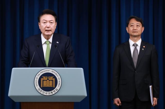 윤석열 대통령이 3일 오전 서울 용산 대통령실 청사 브리핑실에서 열린 국정브리핑에 참석해 동해 석유·가스 매장과 관련해 설명하고 있다 사진연합뉴스