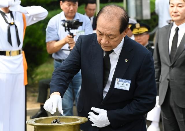 황우여 국민의힘 비상대책위원장이 지난 29일 오전 경기도 평택시 해군 제2함대사령부에서 열린 제2연평해전 승전 22주년 기념식에서 헌화하고 있다 사진연합뉴스