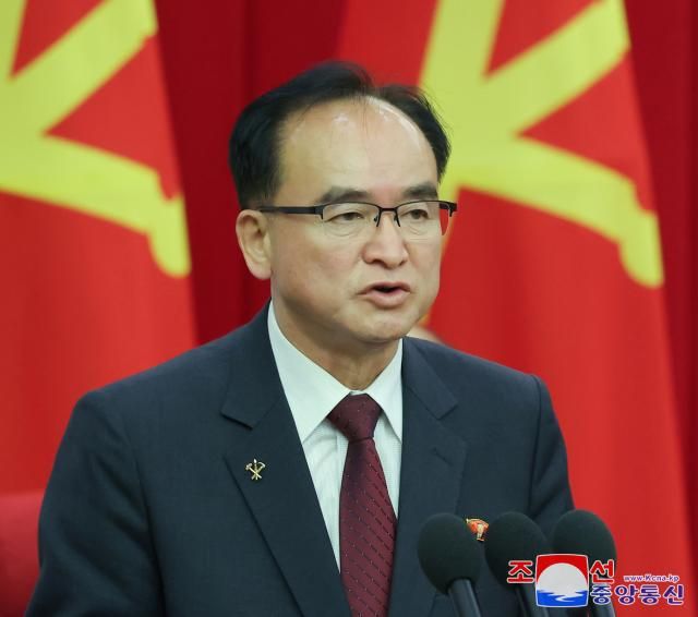 김정은 북한 국무위원장 참석 아래 지난 29일 노동당 중앙위원회 제8기 제10차 전원회의 2일차 회의가 진행됐다고 조선중앙통신이 30일 보도했다 이날 중앙통신이 발행한 사진에는 김정은 북한 국무위원장의 얼굴이 새겨진 배지초상휘장를 왼쪽 가슴에 착용하고 토론을 하고 있는 당 간부들의 모습이 처음 포착됐다 사진은 조용원 북한 노동당 조직비서 사진연합뉴스