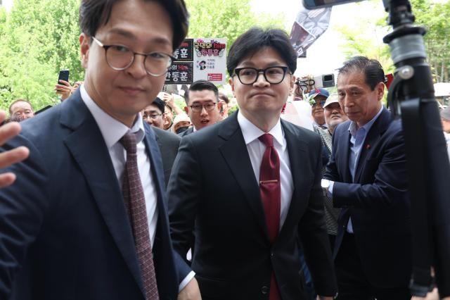 한동훈 전 비상대책위원장가운데이 23일 오후 차기 당대표 출마 선언을 위해 국회 소통관으로 향하고 있다 왼쪽은 정광재 전 국민의힘 대변인 2024623사진유대길 기자 dbeorlf123ajunewscom