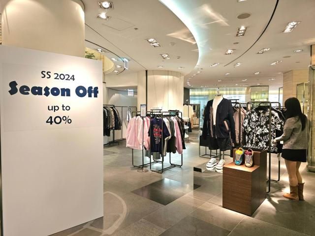 신세계백화점 본점 본관 4층 분더샵 매장에서 쇼핑하고 있는 고객 모습 사진신세계백화점