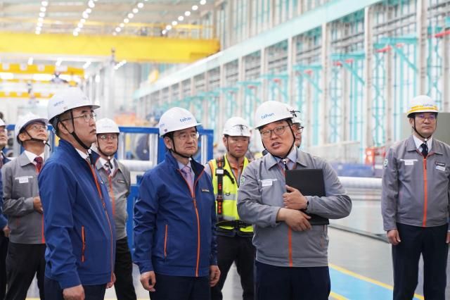 가동식에 참석한 경영진이 해저케이블 1공장 1단계 라인을 살펴보고 있다 사진대한전선